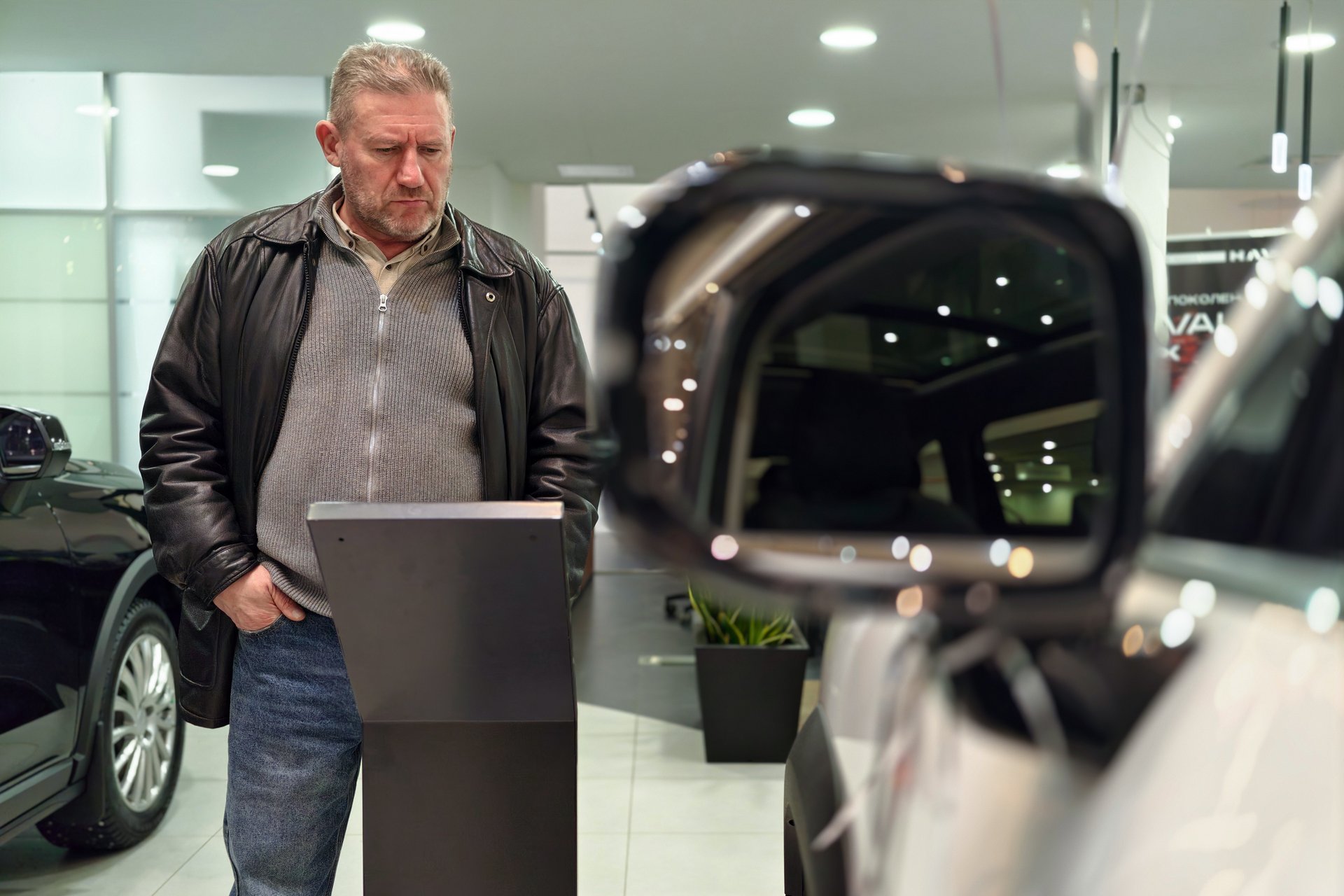 Челябинцы берут в среднем 1 43 млн рублей на покупку авто Автокредиты в России обновили антирекорд в январе банки выдали всего около 60 тысяч займов это минимум за три года Но суммы при этом только растут В Челябинской области за месяц оформили 1876 автокредитов Средний чек 1 43 млн рублей а выплачивать долг южноуральцы планируют примерно шесть лет По стране на новые машины занимают в среднем около 1 3 млн на подержанные 1 18 млн За год сумма кредита выросла почти на 300 тысяч рублей Эксперты связывают спад с ростом цен из за НДС и утильсбора а также с длинными праздниками и морозами До лета оживления рынка не ждут