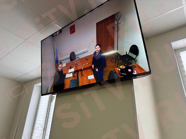 Алексея Шипилова переводят под домашний арест в Сургут Сегодня прошло очередное судебное заседание по делу экс первого замгубернатора Югры Алексея Шипилова Его подозревают в превышении должностных полномочий и получении взятки в особо крупном размере Подсудимый присутствовал на заседании через ВКС поскольку находился под домашним арестом в Ханты Мансийске Гособвинитель ходатайствовала о том чтобы он находился под домашним арестом в Сургуте Суд удовлетворил ходатайство Также в ходе заседания сторона защиты попросила изменить меру пресечения на запрет определённых действий однако судья не изменила меру пресечения Следующее судебное заседание назначено на 16 декабря Подписаться Прислать новость SiTV в MAX