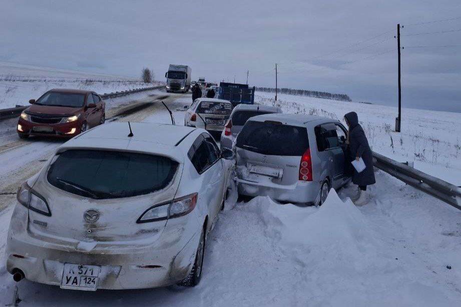 Четыре машины столкнулись в Новоселовском районе В Новоселовском районе Красноярского края днем 10 января произошла массовая авария с участием КамАЗа и легковых автомобилей Как сообщили в пресс службе Госавтоинспекции края в ДТП на 206 километре автодороги Р 257 Енисей столкнулись 4 автомобиля По предварительной информации водитель КамАЗа не справился с управлением и врезался в легковой автомобиль После этого столкнулись ещё 2 машины Обошлось без пострадавших Иза за плохой погоды на дорогах сегодня особенно опасно Newslab в ТГ МАХ ОК ВК Дзен Буст