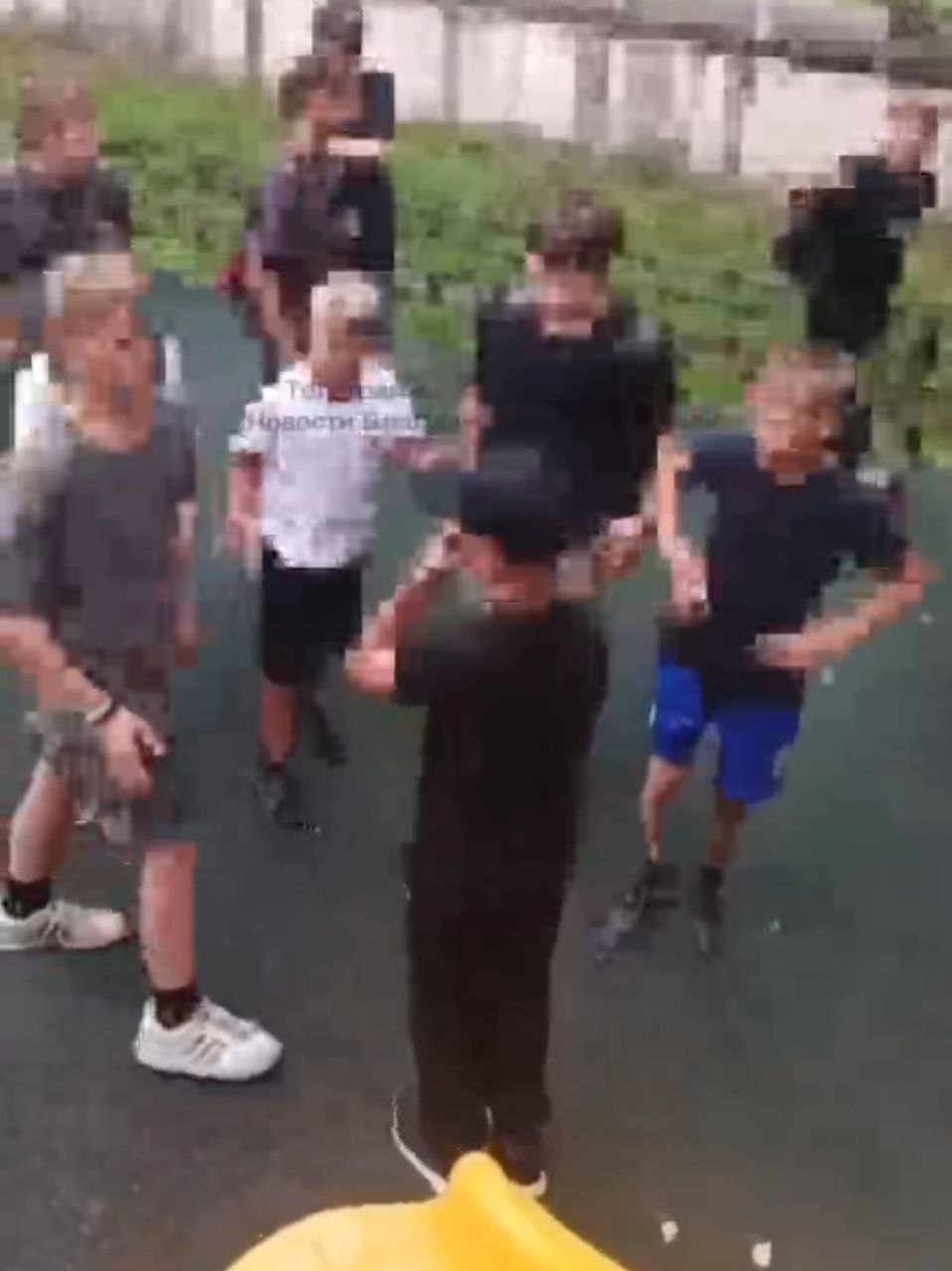 В ходе мониторинга социальных сетей полицейские обнаружили публикацию об инциденте с участием несовершеннолетних на детской площадке в одном из дворов поселка Лучегорск В настоящее время по данному факту проводится проверка, устанавливаются личности участников инцидента и обстоятельства произошедшего. По результатам проверочных мероприятий будет принято законное и обоснованное решение.