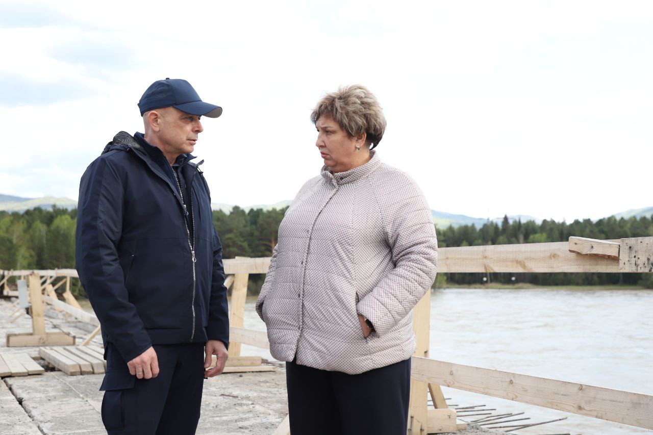 Не мог не приехать в Абазу. Сегодня в городе ввели режим ЧС Вода в реке Абакан поднялась практически до критического уровня. Такого не было уже несколько лет. Совпали обильные осадки в верховьях Абакана и движение коренных вод. Паводок для абазинцев всегда тревожное время. Но благодаря грамотным действиям администрации города и хорошей подготовки к весенним половодьям трагических последствий удается избежать. Какие работы ведутся? Отсыпана и укреплена дамба Ведется круглосуточный мониторинг Подготовлены техника и пункты для временного размещения людей. Благодарю Валентину Николаевну и администрацию города за ответственное отношение к своей работе. Ожидается, что скоро вода начнет убывать. Ситуация непростая, но контролируемая. В случае необходимости градообразующее предприятие Абазинский рудник, которым руководит мой коллега депутат Верховного Совета Виталий Михеев, готово оказать помощь и предоставить технику.
