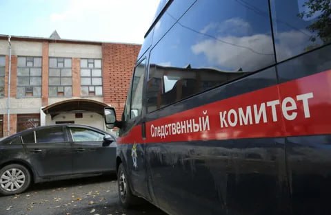 В екатеринбургской высотке обнаружили труп Екатеринбуржцы обнаружили мертвого соседа на лестничной клетке на Уралмаше Очевидцы вызвали медиков и врачей В третьем подъезде лежит мертвый мужчина На месте трагедии находятся родственники сообщили очевидцы По предварительным данным смерть не носит криминальный характер Подписаться на Жизнь в Екб