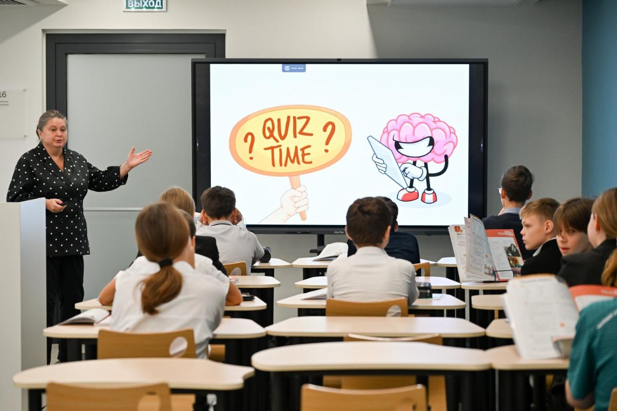 Право решать судьбу детей мигрантов могут доверить школам Глава СПЧ Валерий Фадеев предложил разрешить школам самостоятельно принимать решение о зачислении детей мигрантов Именно педагогам потом учить ребенка а значит они должны понимать готов он сесть за парту или нет Но главное ребенка либо должны готовить к обучению в России заранее либо он учится на родине и педагоги не мучаются трудностями перевода Как вам такой подход   Подпишитесь на Абзац TG VK Дзен MAX Rutube