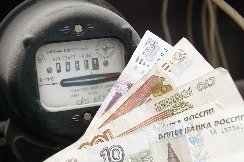 Жителям ЛНР напомнили о росте тарифов на свет с 1 июля С 1 июля 2025 года в Луганской народной республике увеличатся тарифы на электроэнергию, сообщили в «Энергосбыт Луганск». Утверждённые в конце 2024 года тарифы вырастут на 0,47–0,62 рубля за 1 кВт/ч. Для экономии компания рекомендует использовать энергоэффективные приборы, рационально расходовать энергию, вовремя передавать показания счётчиков, чтобы избежать начислений по нормативам, и участвовать в акциях, таких как «Зарядись летом», где можно выиграть сертификаты на оплату электроэнергии. Квитанции с новыми тарифами придут в конце июля — начале августа 2025 года.
