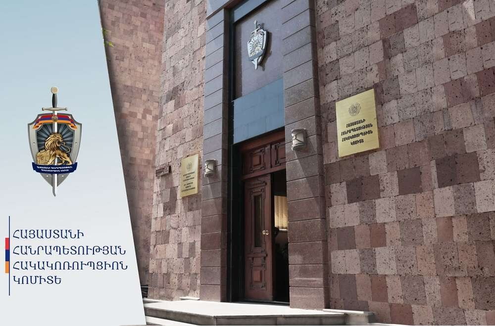 В рамках возбужденного уголовного дела по факту получения взятки в особо крупном размере проведены обыски в квартирах и офисах представителей судебной системы Об этом сообщает Антикоррупционный комитет По данным комитета была задержана группа лиц включая адвоката В интересах предварительного расследования мы не можем в настоящее время раскрывать какую либо иную информацию заявили в Антикоррупционном комитете Ранее СМИ сообщали что следственные действия проводятся в кабинетах судей Административного суда Ани Чилингарян Мгера Петросяна и Аргишти Казаряна
