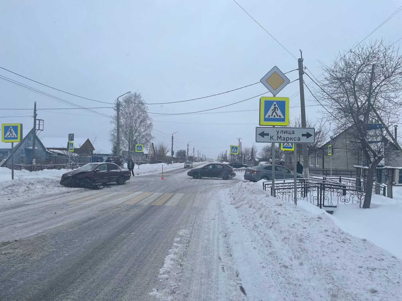 "Киа" и школьный автобус "ПАЗ" столкнулись сегодня  в центре поселка Голышманово, на перекрестке улиц Пролетарской и Карла Маркса. От удара автобус съехал в кювет.    Предварительно, 40-летняя водитель автомобиля "Киа" на нерегулируемом перекрестке не предоставила преимущество в движении  школьному  автобуса , которым управлял 58-летний водитель. Детей в момент ДТП в автобусе не было, водитель привез детей на новогодний праздник, высадил и поехал на заправку.  В аварии ни кто не пострадал. Обстоятельства  выясняются.