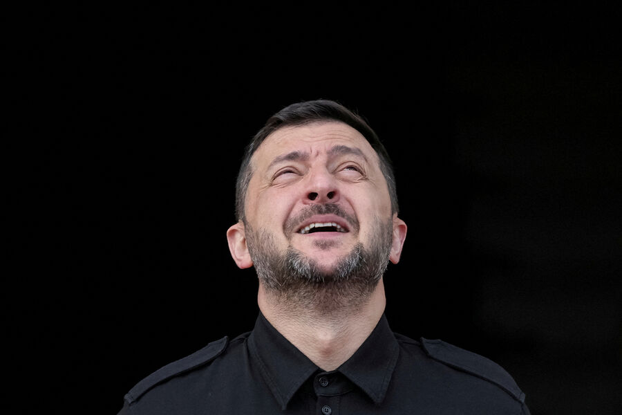 Президент Украины Владимир Зеленский признался что два года прожил в бункере Об этом он заявил в интервью Agence France Presse AFP Я два года жил в бункере сказал он По словам политика он ночевал там с самого первого дня специальной военной операции СВО России на территории Украины и выбирался исключительно в свой кабинет в Офисе президента Кроме того украинский лидер заявил что сейчас он уже не спускается в бомбоубежище даже при воздушной тревоге 22 февраля CNN сообщил о том что президент Украины пережил около дюжины покушений на жизнь с начала конфликта По словам источника телеканала российские агенты якобы снимали квартиры рядом со зданием администрации с целью физически устранить политика Зеленский признал невозможность возвращения Украины к границам 1991 года Срок полномочий Владимира Зеленского на посту президента Украины истек в мае 2024 года Однако выборы нового лидера не проводились из за объявленного в стране военного положения