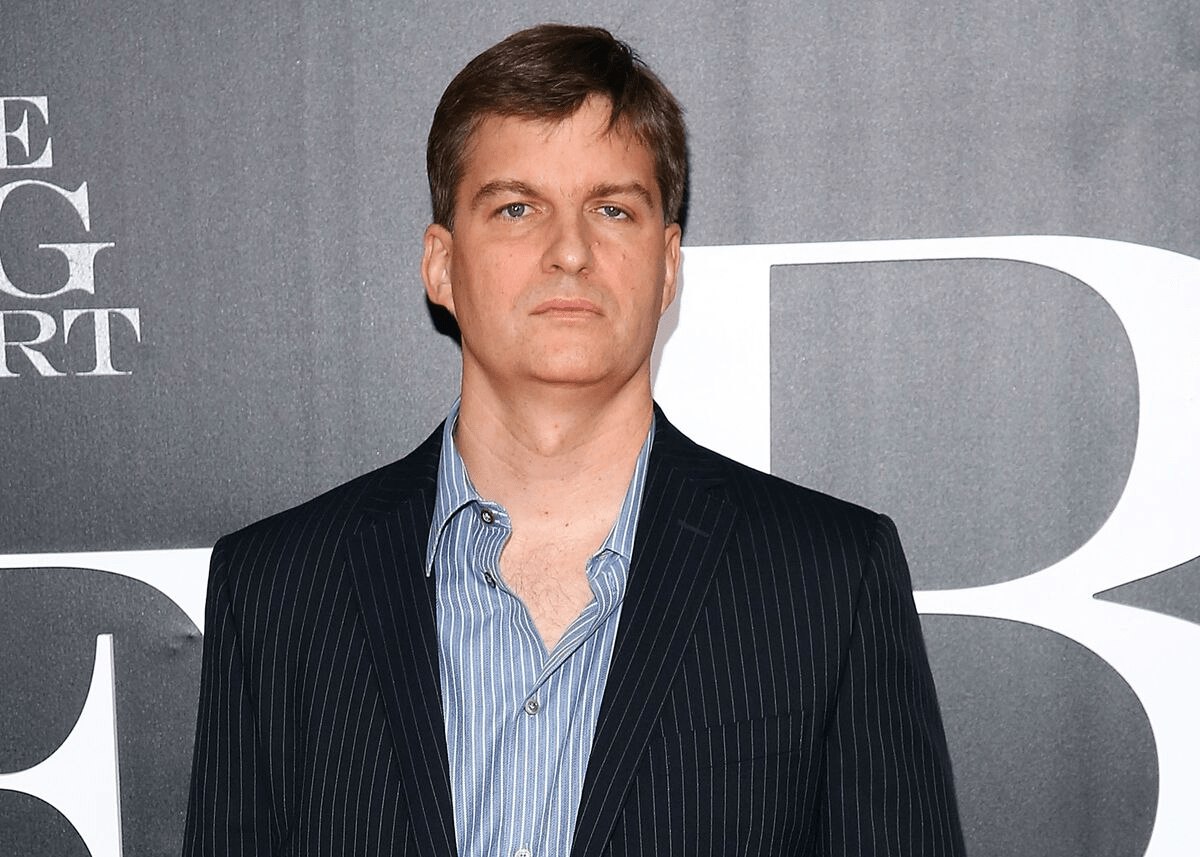 Майкл Бьюрри чьи игра против рынка недвижимости легла в основу книги и фильма Игра на понижение снял свой хедж фонд Scion Asset Management с регистрации в SEС Он больше не обязан публиковать информацию о сделках но может продолжать управлять фондом как семейным офисом vc ru money 2336473