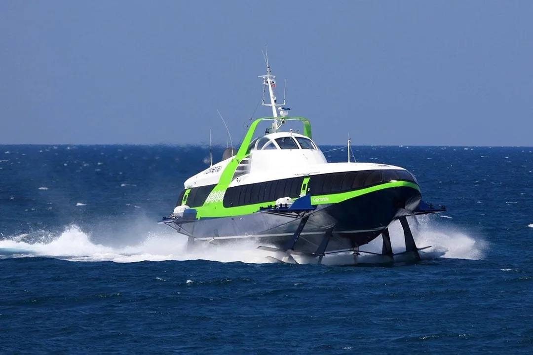 С 30 августа между Сочи и Сухумом начнет действовать регулярное морское сообщение на скоростном судне Комета Об этом сообщил департамент транспорта Сочи в своем Telegram канале Рейсы будут выполняться еженедельно по выходным дням Навигация продлится до 1 октября Судно вмещает 120 пассажиров Дорога займет примерно два часа Стоимость билета туда обратно составляет 2 2 5 тыс руб Приобрести билеты можно в кассах Пресс служба администрации Краснодарского края Подписывайтесь на Ъ Сочи