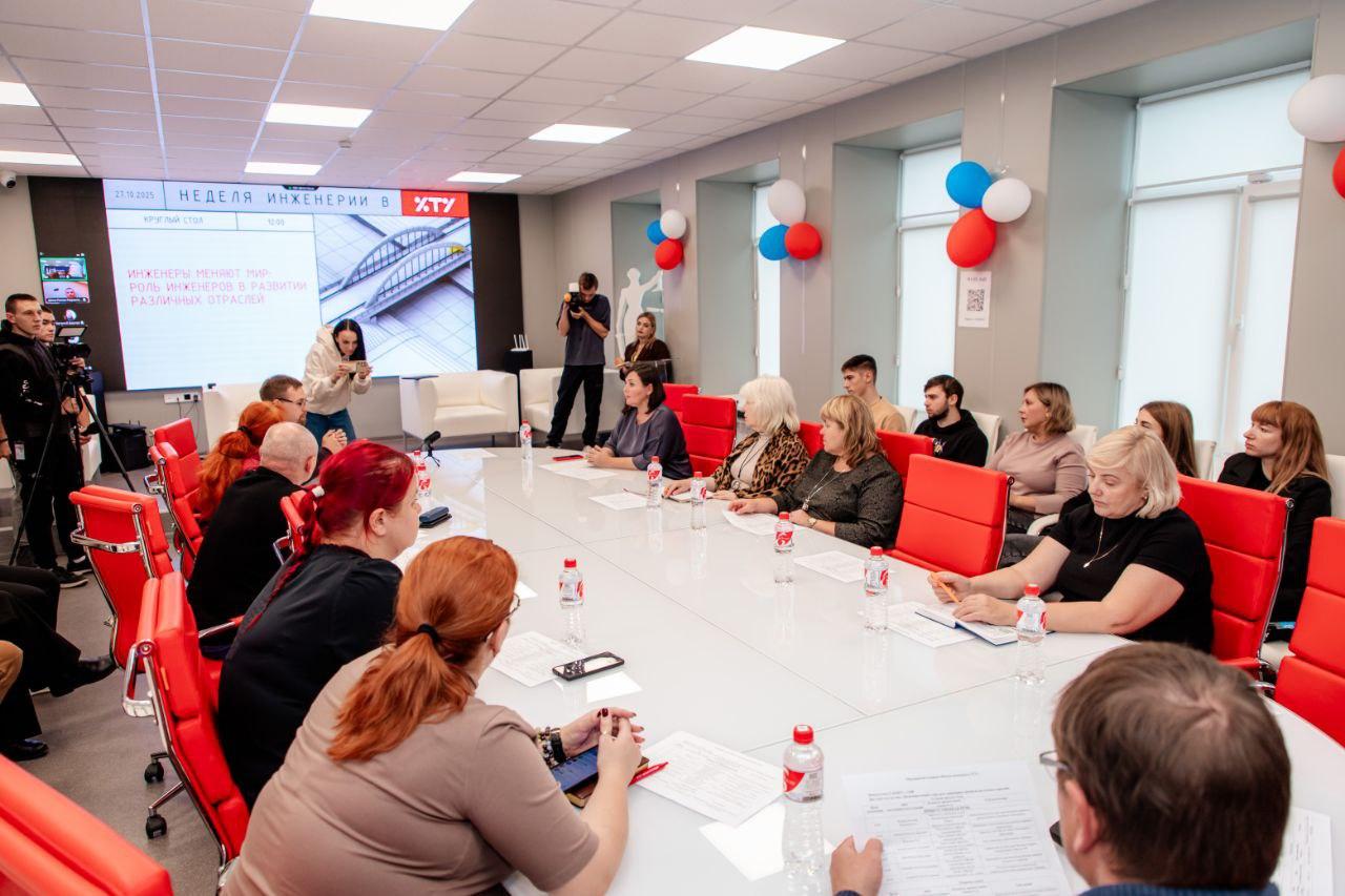 В рамках Недели инженерии состоялся масштабный круглый стол с участием экспертов индустрии В Херсонском техническом университете дан официальный старт Недели инженерии Центральным событием первого дня стал круглый стол на актуальную тему Инженеры меняют мир роль инженеров в развитии различных отраслей Мероприятие собрало на одной площадке ведущих преподавателей университета и ключевых экспертов из реального сектора экономики включая представителя Министерства промышленности и торговли Херсонской области Такой диалог науки образования и власти важный шаг для определения будущего инженерной профессии Ключевые темы которые определили повестку дня Технологии будущего С приветственным словом выступил Владимир Косяков заместитель начальника отдела Минпромторга осветив вызовы и возможности применения искусственного интеллекта в промышленности Фундамент и инновации Преподаватели кафедры машиностроения Вячеслав Абрамец и Евгений Бергер рассказали о незыблемых основах таких как сопротивление материалов и о роли инженера на современном производстве Подготовка кадров Ирина Ковалева подчеркнула важность практик как неотъемлемого этапа в формировании компетентного инженера Отраслевой взгляд С докладами выступили профессор Роман Дёма раскрывший вызовы современной металлургии и доцент Руслан Амиров подробно разобравший роль инжиниринга в машиностроении Узкая специализация Преподаватель Анна Родькина представила исследование по защите морских объектов от коррозии показав глубину научных изысканий в стенах ХТУ Круглый стол стал площадкой не только для обсуждения текущих достижений но и для решения стратегических задач привлечения талантливой молодежи в профессию передачи опыта и укрепления связей между образованием бизнесом и государством Неделя инженерии в ХТУ продолжается Следите за анонсами чтобы не пропустить следующие события и зарядиться инженерными идеями вместе с нами