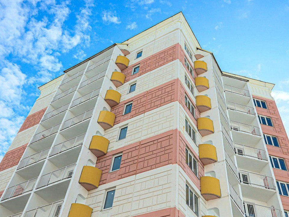 Нераспроданные квартиры предложили отдавать нуждающимся В Госдуме предложили выкупать у застройщиков зависшие квартиры и передавать их государству по себестоимости без наценок и далее сдавать по программе социальной аренды с правом выкупа Застройщики избавляются от неликвида граждане получают жилье а арендные платежи могут идти в счет последующего выкупа Поддерживаете идею соцаренды с выкупом