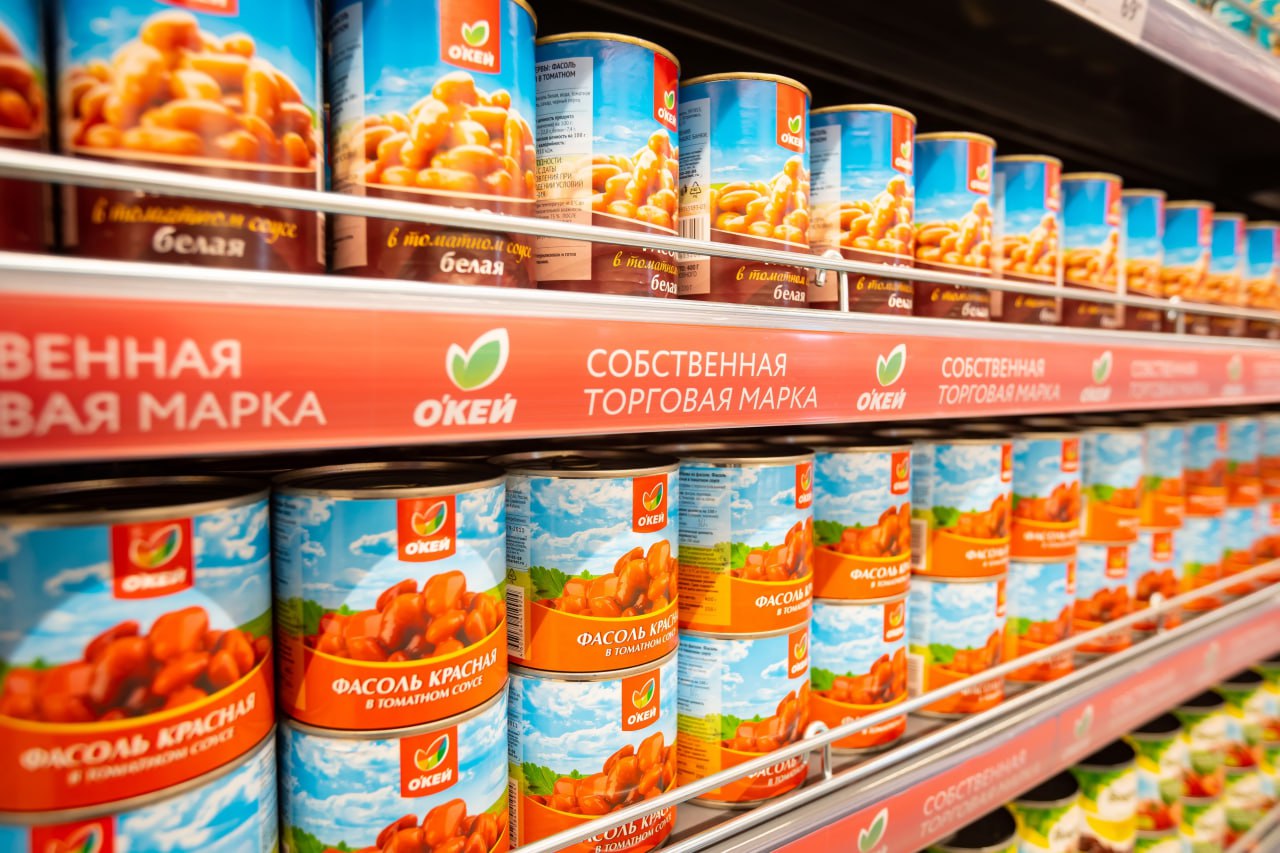 Производители продуктов питания добиваются ограничений для ритейлеров Они настаивают на снижении с текущих 25 до 15 от товарооборота порог определения доминирующего положения сетей Также они предлагают ограничить максимальную собственных торговых марок сетей в их ассортименте потолком в 25 У многих ритейлеров в отдельных категориях эта доля уже сильно выше а некоторые не скрывают что дальше будут её наращивать Ритейлеры ожидаемо выступают против таких инициатив И не приходится сомневаться что их лобби окажется сильнее К тому же ограничения всегда можно обойти Как по доминирующему положению так и по СТМ producttoday