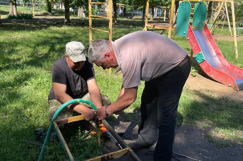 В Суходольске проводят работы по благоустройству В Суходольске стартовали работы по ремонту детских площадок и лавочек в сквере имени В. Ташлыкова. Эти работы стали возможными благодаря инициативе Отдела по жизнеобеспечению г. Суходольска и активному участию специалистов ООО «Эверест-Макс», возглавляемой директором Иваном Пальчиком. В рамках текущих работ уже произведена замена поломанных элементов игровых конструкций и лавочек, что значительно улучшит условия для отдыха горожан, особенно детей. «Сквер имени В. Ташлыкова давно стал любимым местом для семейных прогулок, и обновление инфраструктуры здесь крайне важно. Работы по благоустройству места отдыха будут продолжены в ближайшие дни», - отметила начальник отдела по жизнеобеспечению г. Суходольск Елена Майстренко.