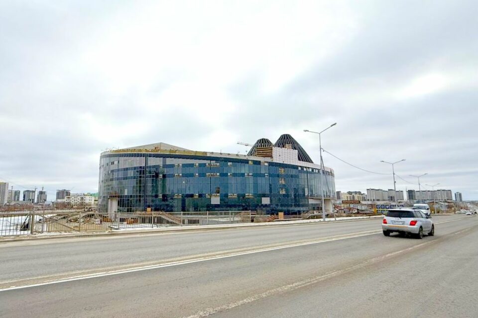 На крыше Арктического центра в Якутске появится новая сцена В проект строительства Арктического центра эпоса и искусств в Якутске вносятся дополнительные изменения В том числе на открытой площадке эксплуатируемой крыши культурного кластера появится еще одна сцена для проведения мероприятий и фестивалей под открытым небом сообщили в Группе ВИС Перед нами поставлена задача создать не просто очередной объект культуры с концертным и театральными залами а узнаваемый в стране и мире символ Якутии отражающий особенности культуры и самобытного духа республики Внесение предлагаемых общественностью дополнений позволит добиться этой цели отметил председатель Совета директоров Группы ВИС Сергей Ромашов Общая строительная готовность семиэтажного здания площадью почти 33 тысячи квадратных метров сегодня превышает 85 В настоящее время в проект вносятся изменения усиливающие отражение национальной идентичности будущего комплекса Фото Группа ВИС Все новости Яестьновость Обсудить Читайте нас в MAX