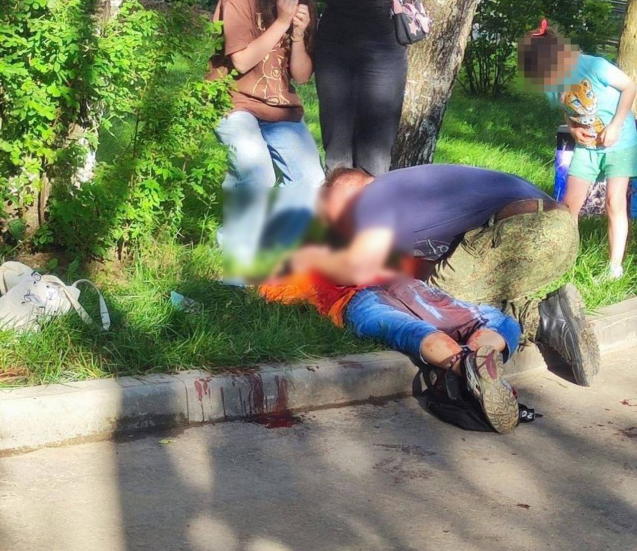 Ребёнка ударил ножом в шею неизвестный в Сергиевом Посаде 9-летний мальчик гулял во дворе, когда на него напал 50-летний мужчина. После этого преступник сбежал и заперся в своей квартире. Сейчас полиция пытается попасть внутрь. Ребёнок находится на операции.