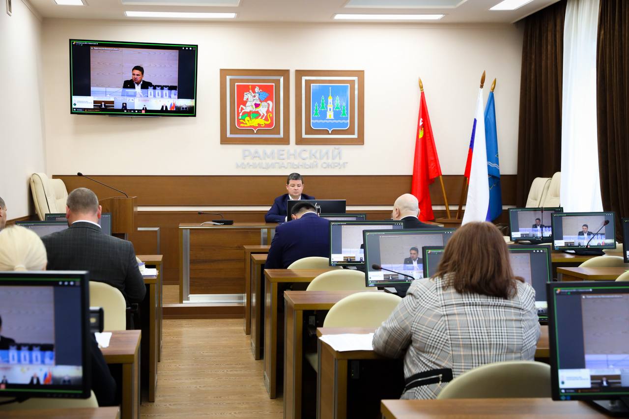 Эдуард Малышев принял участие в еженедельном совещании с областным правительством и главами которое в режиме ВКС провел губернатор Московской области Андрей Воробьев Одна из тем рассмотренных на совещании нормативы накопления твердых коммунальных отходов и организации их вывоза Своевременный вывоз мусора остается приоритетной задачей для всех профильных служб округа Формируем наиболее оптимальные пути организации работы и соблюдения единого графика вывоза ТКО подчеркнул глава округа Эдуард Малышев В 2024 году в Раменском округе модернизировали 131 контейнерную площадку в текущем году 68 Системный подход к решению вопросов вывоза мусора и содержания контейнерных площадок дал результат количество обращений граждан по этой теме сократилось в два раза по сравнению с предыдущим годом Помимо вопросов обращения с ТКО на совещании рассматривались другие аспекты работы с обращениями жителей округа ramenskoye official