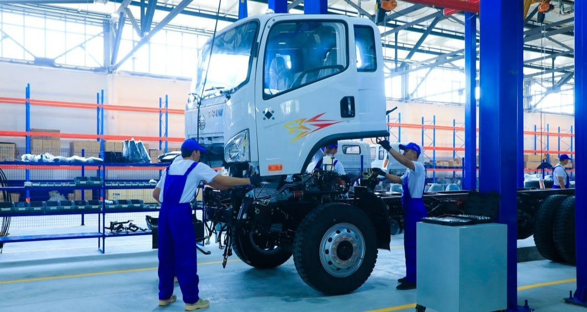 Узбекистан нарастил сборку грузовиков на 31 легковых авто на 8 9 За 11 месяцев 2025 года автосборочные предприятия в Узбекистане выпустили 4 081 грузовой автомобиль сообщил Нацстатком Это на 966 грузовиков или на 31 больше чем годом ранее За тот же период в республике произвели 419 338 легковых машин Это на 34 237 автомобилей или на 8 9 больше чем годом ранее Читайте также Узбекистан нарастил на 3 5 импорт легковых авто Logistan info Логистика Экономика