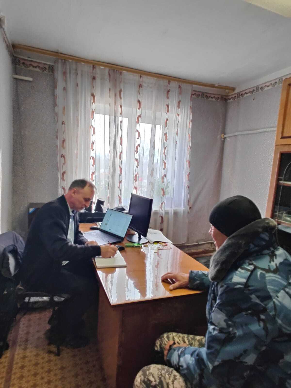 25 ноября личный прием граждан провел депутат Думы по избирательному округу 18 Плутов Евгений Павлович От жительницы станции Дроздов поступило обращение по вопросу обустройства уличного освещения на улице Зелёная В ходе приема депутатом было оказано содействие в уточнении текущего статуса работ по установке осветительных столбов По данному вопросу будет направлен соответствующий запрос в Администрацию для прояснения сроков и этапов выполнения работ А также на приеме были рассмотрены и другие важные для жителей округа проблемы Подобные обращения важны для выстраивания эффективного диалога между властью и жителями что позволяет совместно решать вопросы благоустройства Подписывайтесь на новости Думы муниципального округа Спасск Дальний VK ОК Telegram