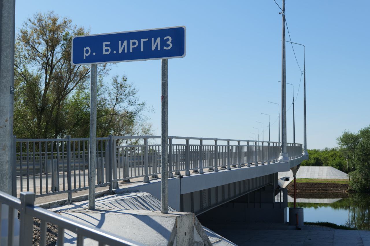 Начался ремонт автоподъезда к селу Березово в Пугачевском районе В прошлом году эту дорогу передали на областной уровень. Автоподъезд соединяет населенный пункт с федеральной трассой и новым мостом через р. Большой Иргиз, который был построен при поддержке спикера ГД Вячеслава Володина. В рамках проекта отремонтируют почти 1,5 км проезжей части. Завершить работы планируется в этом году. Прислать новость
