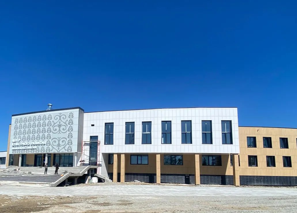 Центр культурного развития построили в Нижнем Бестяхе Площадка станет самым крупным объектом в республике в рамках национального проекта «Культура», инициированного президентом России Владимиром Путиным. В многофункциональном двухэтажном здании общей площадью более 3,2 тысяч квадратных метров разместятся различные объекты. Здесь будет зрительный зал на 300 мест, кинозал на 50 мест, библиотека с читальным залом и ресторан. Подробнее читайте по ссылке. Фото: министерство строительства Якутии