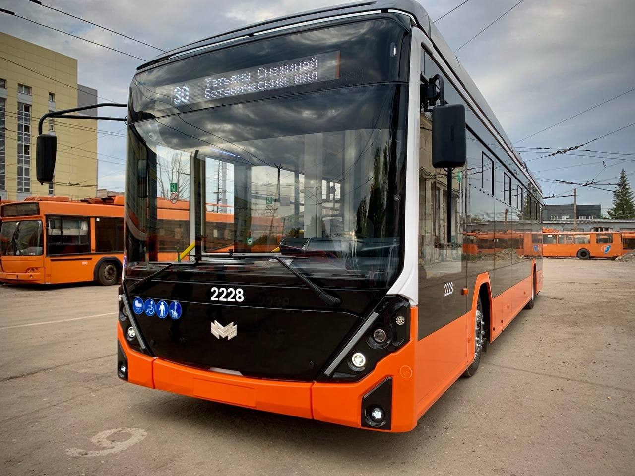 Более 20 тысяч пассажиров перевез новый троллейбус с автономных ходом Ольгерд С 25 сентября он работает в тестовом режиме на маршруте 1 Ст метро Стрелка платформа Чаадаево в Нижнем Новгороде По итогам первого тестового месяца водители выделяют удобство в управлении машиной При этом батареи хорошо держат запас заряда в режиме автономного хода на участках бесконтактной сети Пассажиры в свою очередь отмечают комфортную температуру в салоне при холодной погоде за окном и возможность использовать USB зарядки во время поездки Нижегородэлектротранс Прислать новость Главные новости региона Telegram MAX
