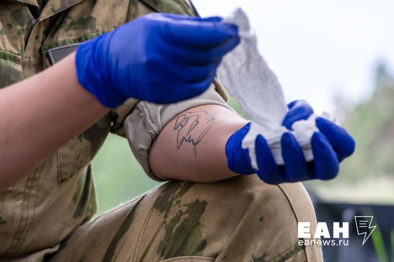 Подросток сделал татуировку и заразился гепатитом С в Камышлове Самозанятый мастер из тату-салона с колоритным названием «Мясорубка Панды» не соблюдал требования к дезинфекции, очистке и стерилизации оборудования, из-за чего инфекция попала в кровь клиента. Об этом сообщает Роспотребнадзор по Свердловской области. Татуировщику запретили работать в салоне через суд. Возникает вопрос – как вообще на сеанс попал несовершеннолетний и было ли у него хоть какое-то разрешение от родителей?