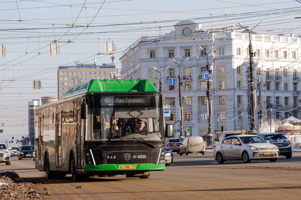 В суд ушло дело о миллионных хищениях в общественном транспорте Челябинска  Генпрокуратура России утвердила обвинительные заключения по уголовным делам в сфере общественного транспорта Челябинска. Разбирательства связаны с получением взятки и мошенничеством при заключении контрактов на поставку запчастей.  На скамье подсудимых окажутся два человека – это бывший главный инженер МУП «Служба организации движения», экс-замдиректора по производственно-техническим вопросам ООО «Общественный городской транспорт» Сергей Белов и его пособник Иван Нечаев. Первому предъявлены обвинения в мошенничестве и получении взятки, второму предстоит отвечать за пособничество в мошенничестве.  — Уголовные дела будут направлены для рассмотрения по существу в Калининский и Курчатовский районные суды Челябинска, — сообщили в управлении Генпрокуратуры РФ по Уральскому федеральному округу.  Преступления выявлены сотрудниками УФСБ по Челябинской области. По версии следствия, Белов при пособничестве Нечаева заключал фиктивные договора на поставку автомобильных стекол для «Общественного городского транспорта». В итоге из бюджета организации было похищено более 660 тысяч рублей. Точное такие же мошеннические схемы фигуранты проворачивали и в «Службе организации движения» — ущерб муниципальному предприятию составил 8,4 млн рублей.  Следствие также считает, что Белов получил взятку в 12 млн рублей, находясь в должности главного инженера. В обмен на деньги он помог одной из фирм заключить контракт на поставку запчастей для общественного транспорта Челябинска.