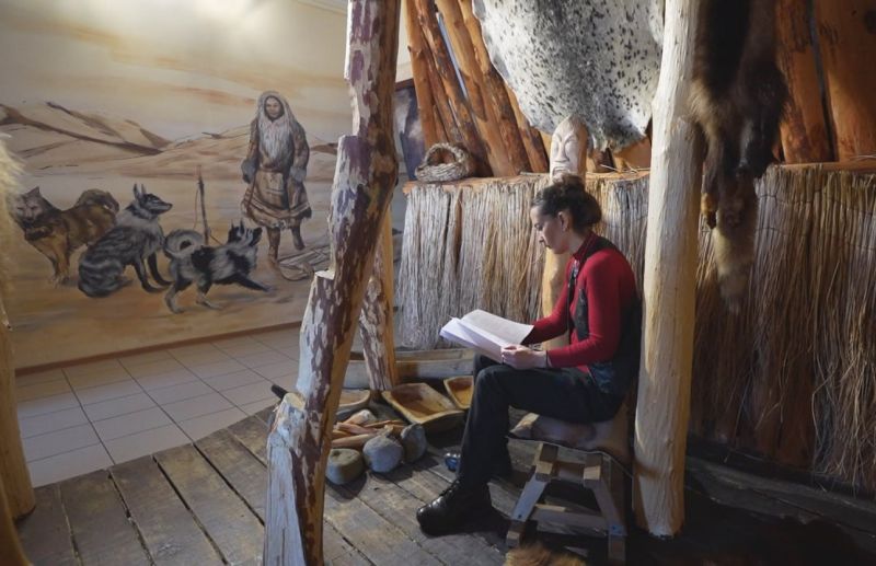 Камчатская поэтесса стала лауреатом Национальной премии за шаманские песни Жанна Германович из посёлка Ключи стала лауреатом Национальной литературной премии Золотое перо Руси сообщили РАИ КАМЧАТКА ИНФОРМ в краевом министерстве культуры Поэтесса представила на суд жюри 38 стихотворений об уникальной природе Камчатки из цикла стихов Эӈэӈсэ и была удостоена диплома имени Николая Дроздова в номинации Экология Эӈэӈсэ переводится как петь по шамански Мои стихи это своего рода вокальный шаманизм потому что в любом стихотворении есть определённая звукопись С другой стороны это ещё и шифрограмма зашифрованное послание Моя поэтика это слияние древнеегипетской мифологии и верований коренных народов Камчатки рассказала Жанна Германович По её словам в этом слиянии как при извержении Читать на сайте