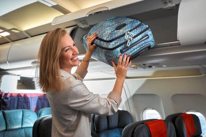 Уральский перевозчик изменит правила провоза ручной клади в салоне самолета С 1 февраля 2026 года изменятся правила провоза ручной клади у одной из авиакомпаний речь идёт об Уральских авиалиниях Теперь в салон можно будет брать сумку или чемодан размером 55 40 25 см Новые требования будут действовать для всех пассажиров независимо от даты покупки билета По весу ручной клади всё остаётся без изменений до 10 кг в эконом классе до 15 кг в бизнес классе Изменения должны сократить путаницу при перелётах но перед поездкой рекомендуется ознакомиться с официальными сайтами перевозчиков чтобы избежать непредвиденных расходов и трудностей MSK1 в MAX Прислать новость