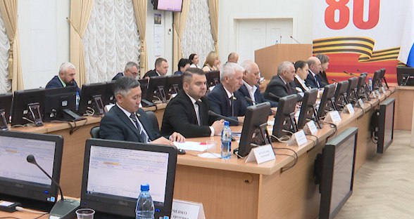 Многодетные семьи в Забайкалье вместо бесплатного земельного участка смогут получить единовременную выплату Законодательное Собрание Забайкальского края на очередной сессии рассмотрело два законопроекта внесенные прокурором Забайкальского края Александром Яновским Один из документов предлагает важное изменение для многодетных семей теперь вместо бесплатного земельного участка родители смогут получить единовременную денежную выплату Новый механизм сократит очередь из почти пяти тысяч семей ожидающих земельные участки и даст людям возможность самостоятельно выбрать оптимальный способ улучшения жилищных условий Законопроект принят сразу в двух чтениях