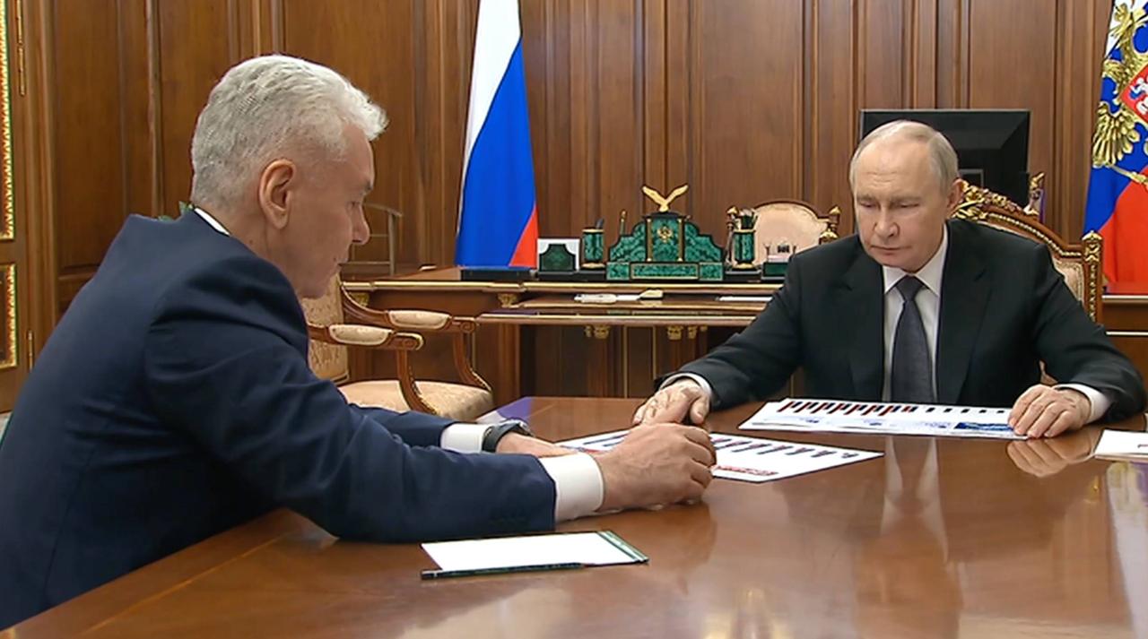 Владимир Путин встретился с мэром Москвы Сергеем Собяниным. Градоначальник сообщил президенту РФ, что за год экономика столицы приросла на 5,5%, за шесть лет — на четверть. Владимир Путин отметил, что Москва демонстрирует «традиционно очень хорошие показатели практически по всем направлениям, в том числе по инвестициям». Подписывайтесь на «Ъ» Оставляйте «бусты»