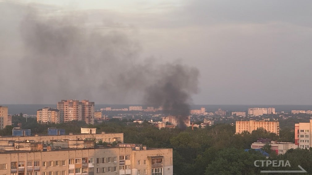 Сегодня вечером, 28 мая, в Советском районе областного центра местные жители заметили столб черного дыма. Предположительно он мог подниматься в районе проспекта Станке Димитрова в окрестностях Черметовского моста, либо с прилегающих территорий. Снимки в редакцию РИА «Стрела» прислали очевидцы инцидента. Что стало причиной этого явления - неизвестно. Возможно, произошло возгорание. На данный момент каких-либо комментариев, либо официальной информации от компетентных ведомств не поступало. Фото: РИА Стрела