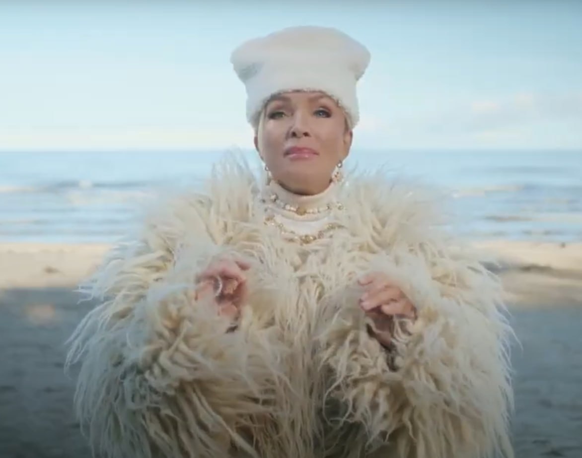 Украинцы набросились с критикой на Лайму Вайкуле из за исполнения украинской народной песни Негодование вызвала реклама сети супермаркетов АТБ где она исполнила Щедрик Певице которая осудила СВО и участвовала в мероприятии где собирали деньги для ВСУ украинцы припомнили ее известность в СССР и работу в российском шоу бизнесе Подписаться на РИА Новости