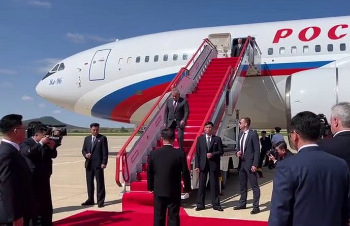 Шойгу по поручению Путина прилетел в Пхеньян, запланирована встреча с Ким Чен Ыном
