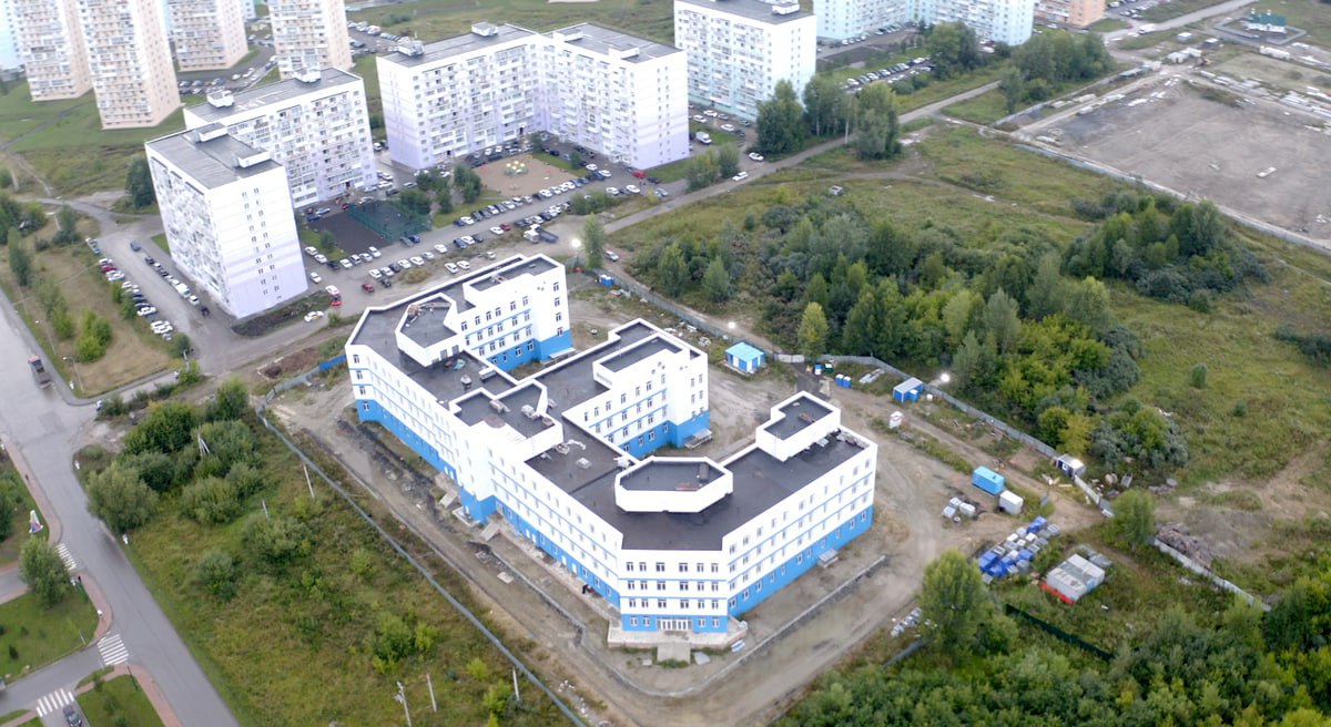 В Новосибирске группа «ВИС» заявила о скором открытии еще двух ГЧП-поликлиник  Близятся к завершению работы на объектах №№2 и 27.   Группа «ВИС» анонсировала скорое открытие поликлиник №№2 и 27, возводимых в Новосибирске по проекту государственно-частного партнерства.   При этом поликлиника №2 в микрорайоне «Плющихинский» получила разрешения на ввод в эксплуатацию еще в сентябре 2024 года,  №27 в Заельцовском районе — марте 2025 года. Однако представители Ростехнадзора нашли многочисленные недоделки в зданиях, на устранение которых потребовалось время.   Напомним, В рамках соглашения о государственно-частном партнерстве между Минздравом НСО и инвестхолдингом «ВИС» в Новосибирске еще в 2021 году началось строительство семи поликлиник. В итоге, сроки сдачи всех объектов были сорваны.