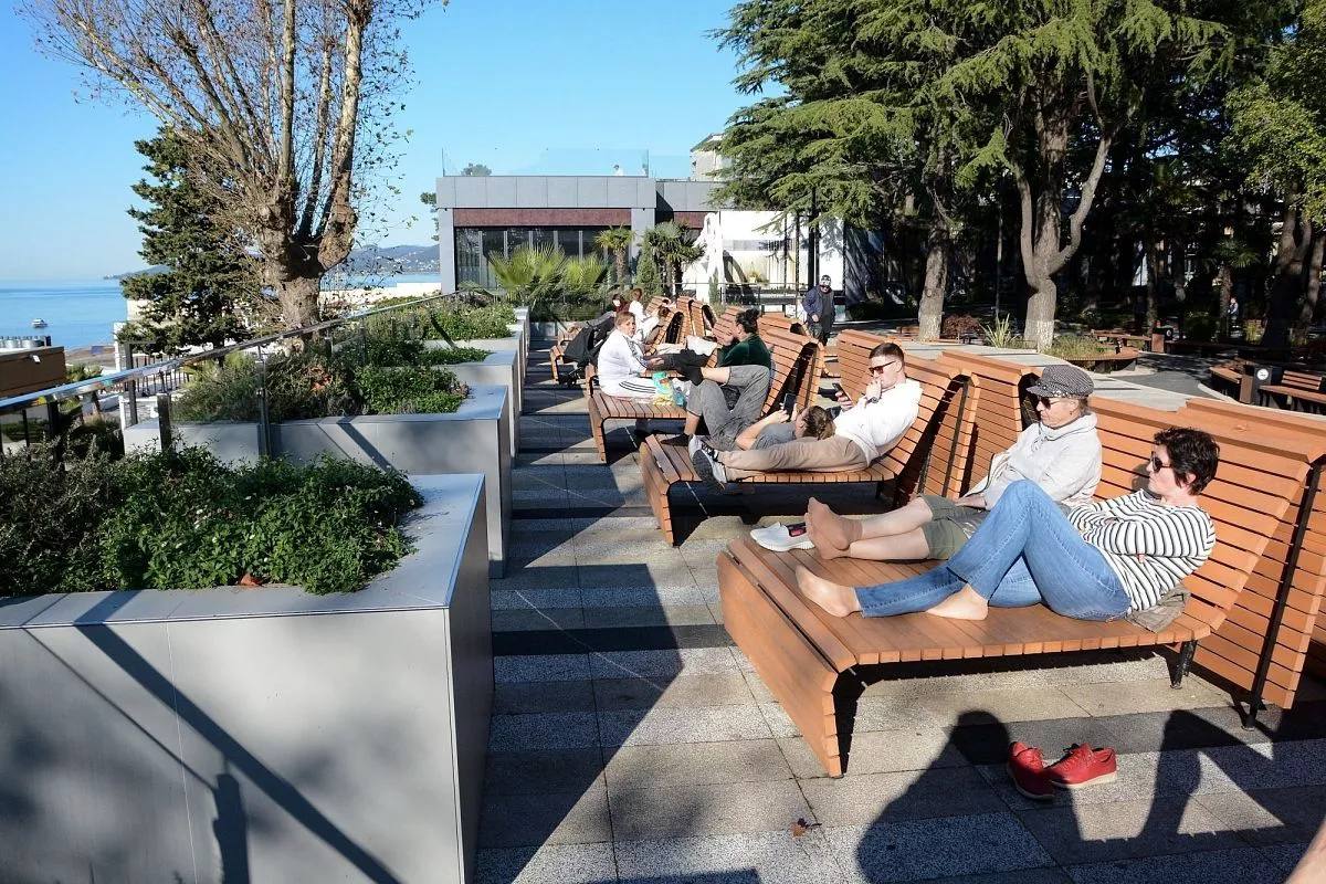 Краснодарский край вошел в топ 3 самых востребованных направлений в России Турпоток по России вырос на 4 8 за 10 месяцев Вице премьер Дмитрий Чернышенко сообщил что россияне совершили 76 2 млн поездок по стране Самыми востребованными направлениями стали Москва 10 3 млн Краснодарский край 8 3 млн Санкт Петербург 6 млн Московская область 4 7 млн Татарстан 2 4 млн Крым 2 2 млн Свердловская область 1 7 млн Ставропольский край Тюменская и Ростовская области по 1 5 млн Россияне активно выбирают отдых дома и Краснодарский край остаётся настоящей туристической жемчужиной   Кубанские Новости   Мы в MAX