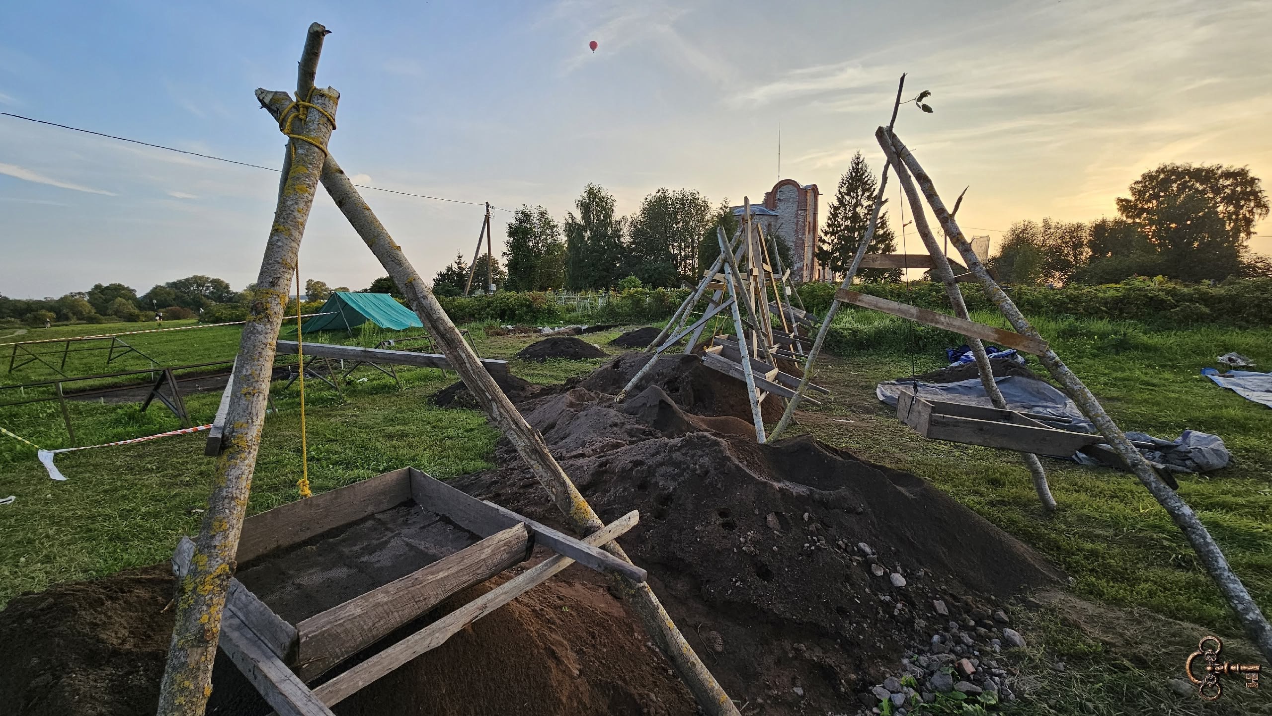 На Рюриковом городище завершается очередной этап раскопок который принёс много находок в том числе редкий и ценный артефакт византийскую свинцовую вислую печать Кроме того обнаружено значительное количество глиняных литейных форм позволяющих изучить технологию изготовления изделий и состав металлов применявшихся в Средневековье Найдены предметы повседневного обихода такие как ледоходные шипы фрагменты гребней ножи и другие артефакты В большом количестве встречены бусины браслеты и другие элементы женских украшений Представлены многочисленные фрагменты посуды амфор стеклянных сосудов и керамики После лабораторного изучения эти предметы войдут в состав фондов Новгородского музея заповедника