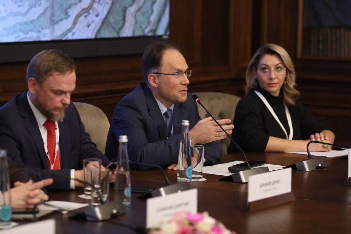 В Санкт-Петербурге поговорили о преимуществах креативного развития на международном форуме "Роль креативных индустрий в социально-экономическом развитии туристских территорий, в том числе входящих в Сеть творческих городов ЮНЕСКО"    В крупных городах концентрируется большая часть населения страны. А ведь известно, что чем выше концентрация человеческого капитала в городе, тем выше его креативная составляющая.   Заместитель генерального директора ЦСР Татьяна Караваева: Креативные кластеры - это не просто отдельная территория или помещение, которое сдается в аренду, это прежде всего экосистема, предоставляющая возможность креаторам развиваться, находить поддержку властей, обмениваться опытом и идеями и соответственно масштабироваться.   Кластер должен представлять собой качественные и многофункциональные пространства, где будут не только коммуникации, обучение, но и полный замкнутый цикл, включающий в себя производственные площадки, места экспонирования, в которых резидентов должны узнавать, и места торговли.   В России развитие креативного класса в первую очередь получило в городах федерального значения - Москве и Санкт-Петербурге, затем тренд подхватили менее крупные, но крупнейшие агломерации - Казань, Новосибирск, Екатеринбург, Красноярск, Нижний Новгород.   Благодаря принятому в августе закону о развитии креативных  творческих  индустрий, легализованы организационные, образовательные и финансовые меры поддержки.    Творческие индустрии помогают создать комфортную городскую инфраструктуру и общественные пространства. А также вовлекают в эти процессы местные сообщества, что в свою очередь повышает привлекательность туристских направлений.   ‼ Наконец, креативный туризм помогает сохранить традиции, обычаи, архитектуру, ремесла и другие элементы культурного наследия региона.  #ЦСР #новости #туризм #экономика #городароссии   подписаться на канал