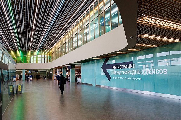 ФАС России выдала предупреждения операторам аэропортов Сочи Калининграда и Екатеринбурга ФАС России выдала предупреждения операторам аэропортов Сочи Калининграда и Екатеринбурга Как сообщили в пресс службе антимонопольного ведомства причиной этого является взимание отдельной платы за использование платформы общего доступа для регистрации авиапассажиров Об этом сообщает ТАСС АО Международный аэропорт Сочи АО Аэропорт Храброво и АО Аэропорт Кольцово взимали с авиакомпаний отдельную плату за использование платформы общего доступа для регистрации авиапассажиров отметили в ФАС Тарифы за обслуживание пассажиров в аэропортах регулируются государством Расходы на регистрацию пассажиров подлежат включению в базовый тариф за услугу по обслуживанию пассажиров aviaru net n290549