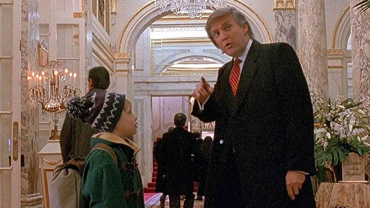 Трамп дошел до кинопошлин Дональд Трамп сообщил о намерении ввести 100 пошлины на фильмы производства других стран кроме США Наш бизнес по производству фильмов был украден из США другими странами словно конфета у ребенка Калифорния с её слабым и некомпетентным губернатором особенно пострадала Поэтому чтобы решить эту давнюю и бесконечную проблему я введу 100 тариф на любые фильмы произведенные за пределами Соединенных Штатов сказал он