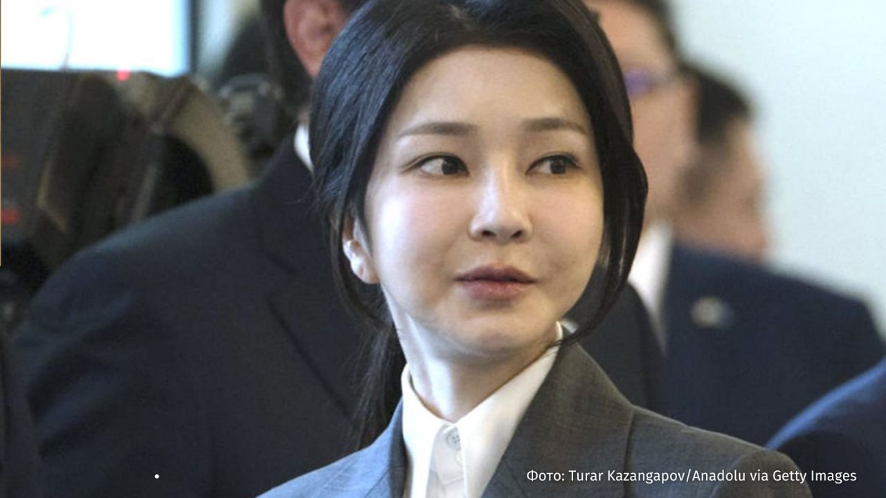 Суд Южной Кореи признал экс первую леди Ким Гон Хи виновной в коррупции Она приговорена к 1 году и 8 месяцам тюрьмы сообщает телеканал YTN  Ким Гон Хи супруга экс главы государства Юн Сок Ёля который 3 декабря 2024 года предпринял неудавшуюся попытку ввести в стране военное положение обвинялась в махинациях с ценными бумагами автодилера Deutsch Motors получении дорогих подарков от религиозной организации Церковь объединения в обмен на оказание деловых услуг и махинациях с опросами общественного мнения на выборах Самого 16 января Юн Сок Ёля приговорили к 5 годам тюрьмы по обвинению в препятствовании аресту IZ RU в Telegram в MAX