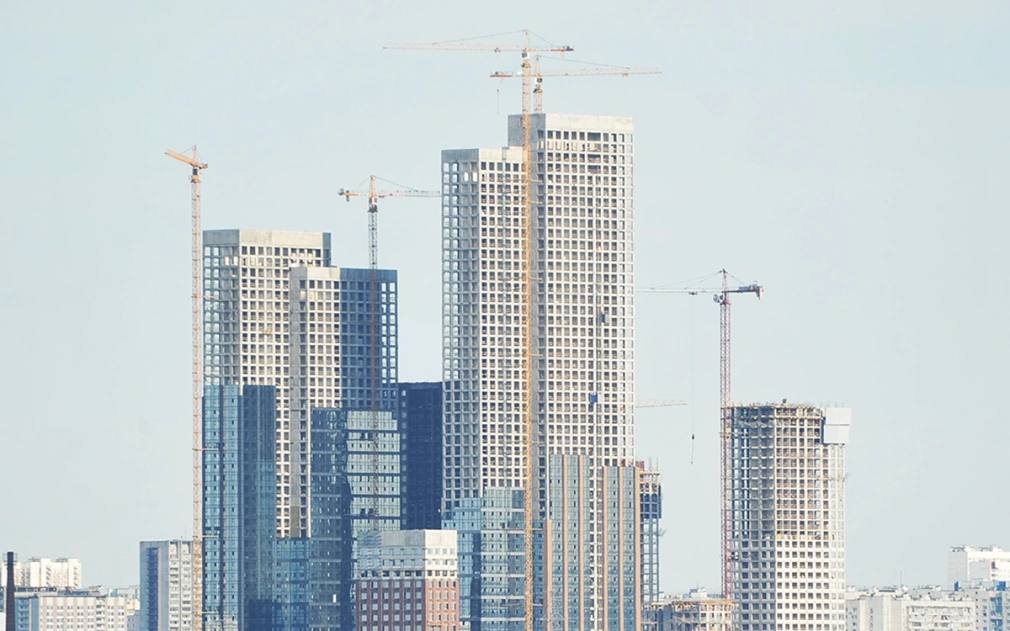 В Москве в 2025 году запланировано рекордное количество небоскрёбов   В 2025 году в Москве планируется ввод 96 небоскрёбов, что является максимальным показателем за всю историю рынка. Для сравнения, в 2022–2024 годах этот показатель составлял порядка 58 высоток в год. В следующие годы  2026 и 2027  планируется сдать 45 и 81 небоскрёб соответственно. Всего в 2025-2027 годах будет введено 222 жилых небоскрёба, что на 28,3% больше, чем в 2022–2024 годах.   В этом году 10% построенных небоскрёбов будут массового сегмента, а 45% составят высотки бизнес и премиум классов. К 2027 году доля массовых небоскрёбов увеличится до 25%, в то время как доля бизнес-класса составит 54%.   Наибольшая доля новых небоскрёбов будет введена в Южном административном округе  22% , а также в Западном  17%  и Северном  12% .  Фото: forden / Shutterstock / FOTODOM   Читать РБК Недвижимость в Telegram