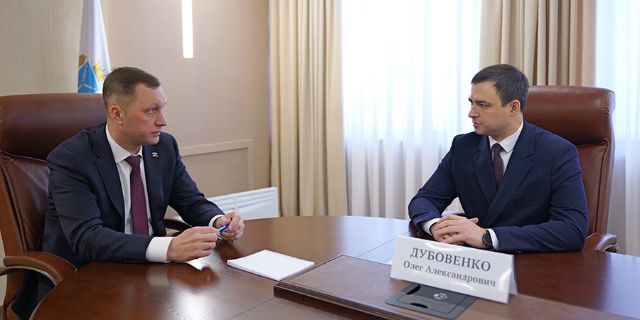 Врио главы Балашовского района станет министр спорта Олег Дубовенко Временно исполняющим полномочия главы Балашовского района Саратовской области станет министр спорта региона Олег Дубовенко Об этом сообщил в своем телеграм канале губернатор Роман Бусаргин подчеркнув что в ближайшее время он подпишет соответствующее постановление Олег Дубовенко вырос в Балашове и долгое время работал в местной администрации он занимал должность заместителя главы по социальной сфере Как отмечает Бусаргин Дубовенко отлично знает проблематику района а также имеет солидный управленческий опыт Губернатор заявил что за время работы в правительстве Дубовенко проявил себя с лучшей стороны реализуя серьезные проекты по развитию детско юношеского спорта В правительстве области он также курировал этот район и всегда болел за него душой прилагал максимум усилий чтобы на территории реализовывалось как можно больше проектов для жителей Убежден что Балашовский район под его началом ждет новый этап развития подчеркнул Роман Бусаргин Напомним что назначение врио главы Балашовского района проходит на фоне громкого скандала с организацией питания в школе 9 Ранее из за предоставления детям некачественных продуктов местные власти и профильные чиновники попали под шквал критики со стороны председателя Госдумы Вячеслава Володина Был уволен директор школы 9 Андрей Рыжков Несмотря на то что за него заступилась общественность его увольнение признали правомерным Помимо этого ушел в отставку глава района Михаил Захаров официальной причиной названы проблемы со здоровьем