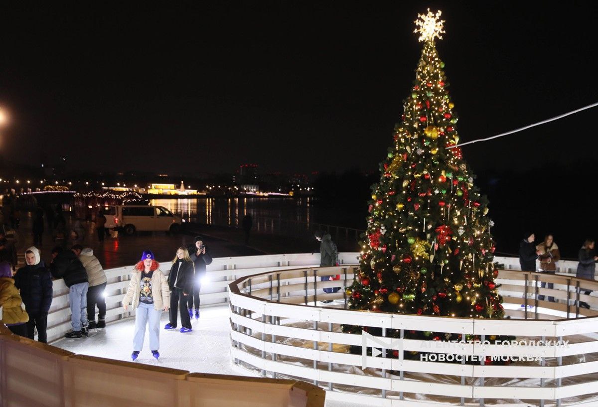 На Царской набережной в Коломенском работает один из самых протяженных катков в России его длина равна 1 7 км а площадь почти 13 5 тысячи квадратных метров Одновременно он может вместить больше 2 5 тысячи гостей Каток украшен световой инсталляцией звездное небо из более чем 14 миллионов лампочек а снизу лед подсвечивают смонтированные на бортах светильники За последние годы музей заповедник серьезно преобразился проект обновления территории продолжится в 2026 году  завершится обустройство аллеи с качелями и зоны отдыха со спусками к воде  недалеко от станции метро Кленовый бульвар организован многофункциональный спортивный кластер с детской спортивно игровой площадкой  завершается создание павильона с прокатом спортивного инвентаря и раздевалками  модернизируются строения Соколиного двора  ближе к набережной откроется визит центр с сувенирным магазином и помещениями для проведения мастер классов  будет 2 тематические игровые зоны для детей Подпишись на Агентство Москва Мы в МАХ