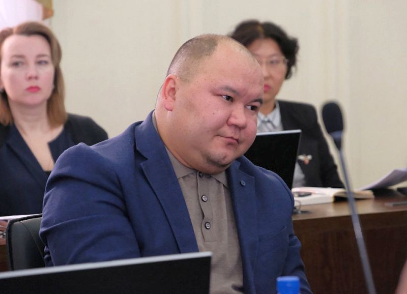 «Мы не должны там с тобой опозориться» На сегодняшней сессии депутаты Хурала Бурятии рассмотрели вопрос о прекращении полномочий Дениса Гармаева, который, как уже сообщал «Номер один», ждет назначения на пост министра промышленности и торговли республики. С напутственным словом выступил самый весомый промышленник в Хурале – экс-директор Улан-Удэнского авиазавода. Он рассказал Денису Гармаеву, на что обратить внимание, а также пообещал ему свою поддержку в случае назначения. #Бурятия Подробности в «Номер один» Сообщить нам свою новость можно по кнопке: Письмо в редакцию