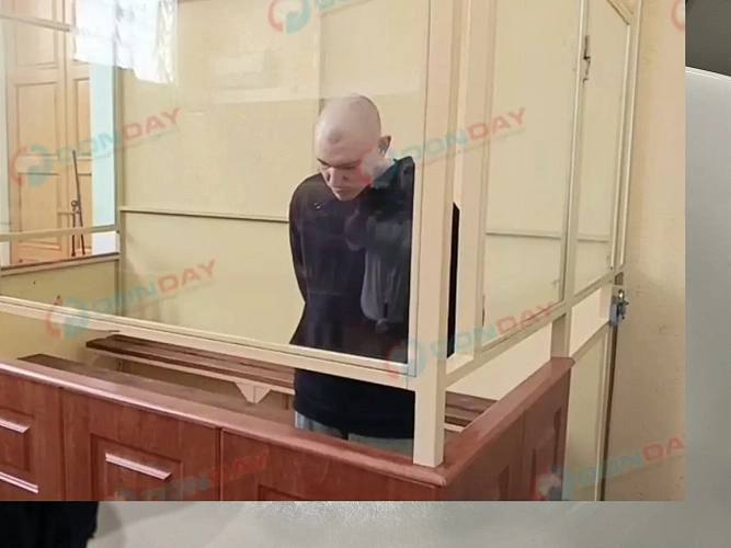 Апелляция убийцы школьницы из Аксайского района отклонена пожизненный приговор оставлен в силе Руслан Шингирей осужденный пожизненно за изнасилование и убийство второклассницы из Аксайского района попытался оспорить вынесенный приговор Об этом сообщает издание Donday Защита 26 летнего мужчины подала апелляционную жалобу аргументируя это тем что пожизненное заключение для их подзащитного является чрезмерно строгой мерой наказания Однако Третий апелляционный суд общей юрисдикции оставил решение первой инстанции без изменений подтвердив законность вынесенного приговора Напомним трагический инцидент произошел в мае 2024 года В одном из поселков Аксайского района 17 мая пропала девочка учащаяся второго класса Она не вернулась домой после посещения магазина Поиски ребенка объединили множество неравнодушных жителей которые активно участвовали в поисковой операции К сожалению вскоре тело девочки было обнаружено в лесополосе неподалеку Подозрение в совершении преступления пало на Руслана Шингирея Мужчина работающий на эвакуаторе предложил школьнице подвезти ее домой Девочка согласилась и видеозаписи с камер наблюдения подтвердили что она села в кабину эвакуатора Позже сам обвиняемый признался что отвез ребенка в уединенное место где совершил над ней насилие а затем задушил ее используя пакет Дело рассматривалось судом присяжных Несмотря на тяжесть преступления обвиняемый выразил раскаяние в содеянном и ранее заявлял что не намерен подавать апелляцию Однако его сторона защиты предприняла попытку обжалования приговора В итоге приговор вступил в законную силу и Руслан Шингирей будет отбывать наказание в исправительной колонии особого режима Подпишись на 1Rnd в МАХ Написать в редакцию