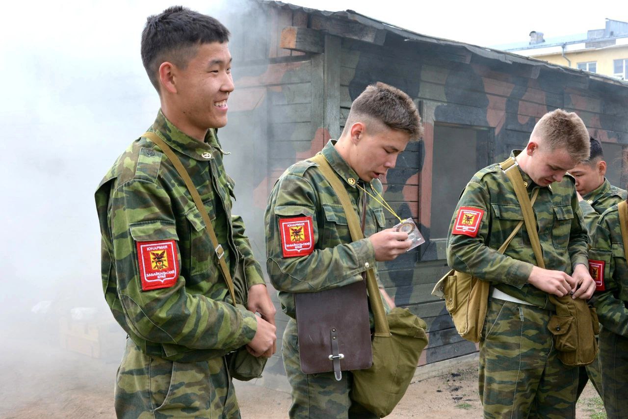 Почти 200 юношей и девушек Забайкалья примут участие в региональном этапе Всероссийской юнармейской военно-спортивной игры «Победа»  2 ноября на территории Школы №35 города Читы пройдут Соревнования Регионального этапа Всероссийской военно-спортивной игры «Победа» среди Юнармейских команд местных отделений Забайкальского края.   В соревнованиях примут участие 190 юношей и девушек — 19 Юнармейских команд с Забайкальского края. Военно-спортивная игра «Победа» будет состоять из трёх этапов.  В Забайкалье в «Юнармии» состоит более 15,5 тысячи юношей и девушек. Губернатор Александр Осипов, ранее на встрече с представителями движения отметил, что юнармейцы выбирают для себя правильные приоритеты в жизни - быть на стороне правды, справедливости и добра.  ⏺«Главное - вы понимаете, что можете и должны сделать что-то хорошее. Энергия, хороший, в правильном смысле юношеский максимализм и творческая сила вам и вашим всем собратьям помогут это сделать», - отметил глава региона.    Подписывайтесь: