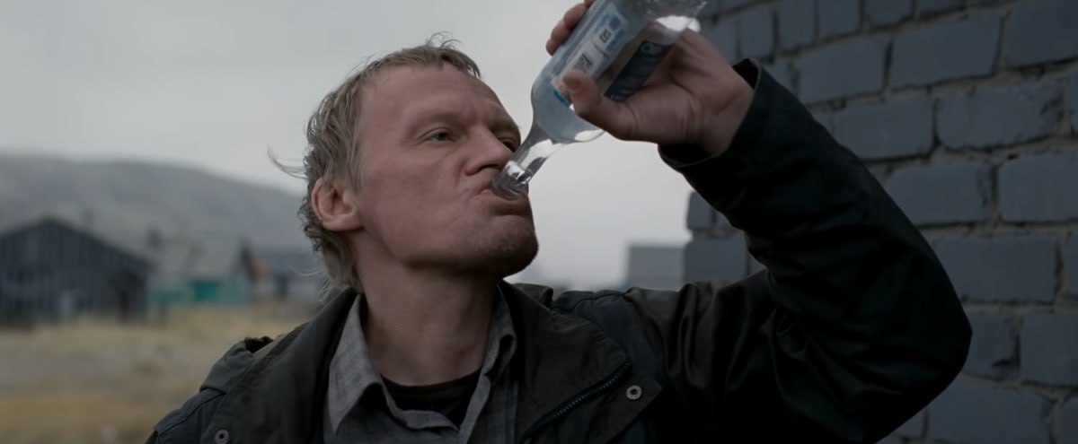 Фильмы дискредитирующие традиционные ценности запретят показывать в России Наличие в картине подобных моментов станет основанием для отказа в выдаче или отзыва прокатного удостоверения сообщила РИА Новости глава комитета Госдумы по культуре Ольга Казакова Требование остановить показ владельцам онлайн кинотеатров будет высылать Роскомнадзор Выполнить его нужно будет в течение суток То же самое ждет администраторов сайтов или страниц в соцсетях чья суточная аудитория составляет более 500 тысяч пользователей Закон вступит в силу с 1 марта 2026 года Фото кадр из фильма Левиафан Как думаете какие из уже вышедших фильмов сейчас не прошли бы цензуру