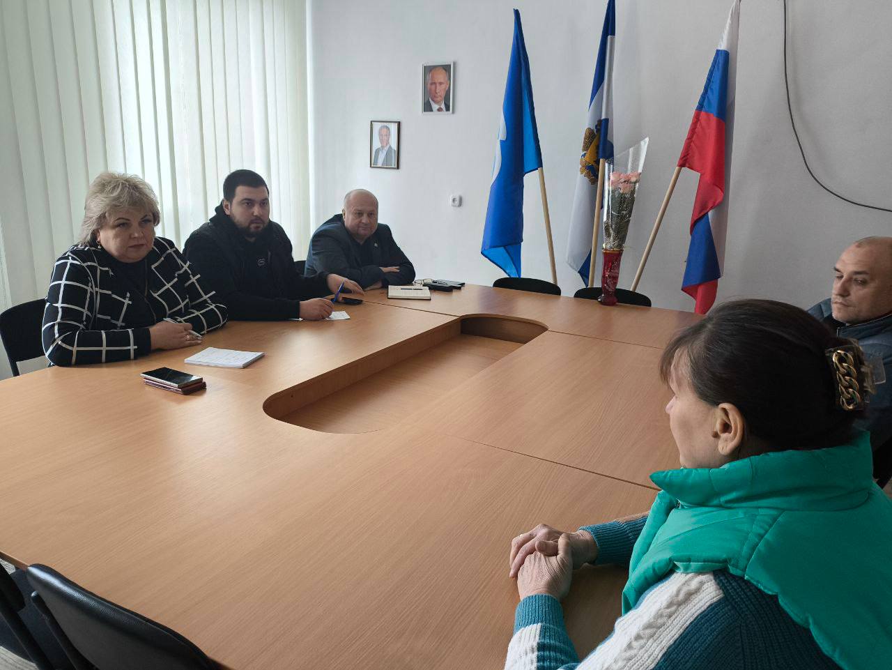 Глава Администрации Великолепетихского округа провела выездной прием граждан в селе Рубановка   Ольга Барановская обсудила вопросы, связанные с вывозом мусора, оформлением пенсионных выплат, изменением прописки, организацией опекунства.    Прием граждан был проведен совместно с председателем Совета депутатов Андреем Никитчуком, депутатом Ильей Штепой и главным специалистом Совета депутатов Евгением Безуглым.   Радио Таврия - подписаться