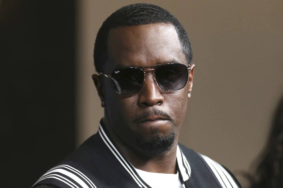 УСЛОВИЯ СОДЕРЖАНИЯ   P.DIDDY ПОМЕСТИЛИ ПОД ОСОБЫЙ КОНТРОЛЬ В ТЮРЬМЕ  Музыканта Шона Комбса, известного под псевдонимом P.Diddy, поместили под особый контроль в тюрьме.  По информации источника, обвиненный в изнасилованиях и торговле людьми продюсер находится под особыми условиями содержания. Это необходимо, чтобы у артиста не было возможности навредить себе. Комбсу грозит наказание вплоть до пожизненного заключения, а минимальное наказание в случае, если рэпера признают виновным, составит 15 лет лишения свободы.  ФОТО: Willy Sanjuan / Invision / AP  #аврорамедиа_шонкомбса    Telegram-экосистема АВРОРА МЕДИА МЕДИА   НОВОСТИ   РЕГИОН   ЛАЙФ   СПОРТ   ГЕРЛЗ   ХАЙТЕК   ПЕРСОНЫ   ИНСАЙД   КРИМИНАЛ   МОЛОДОСТЬ   LIVE   АВРОРА МЕДИА YOUTUBE   RUTUBE